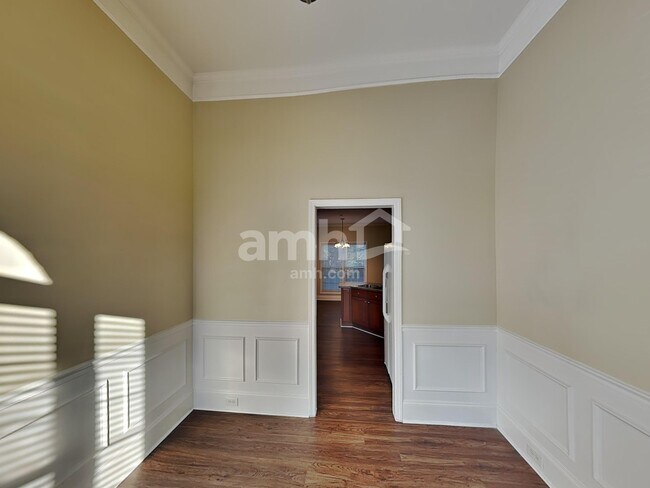 Building Photo - 2404 Adelaide Dr