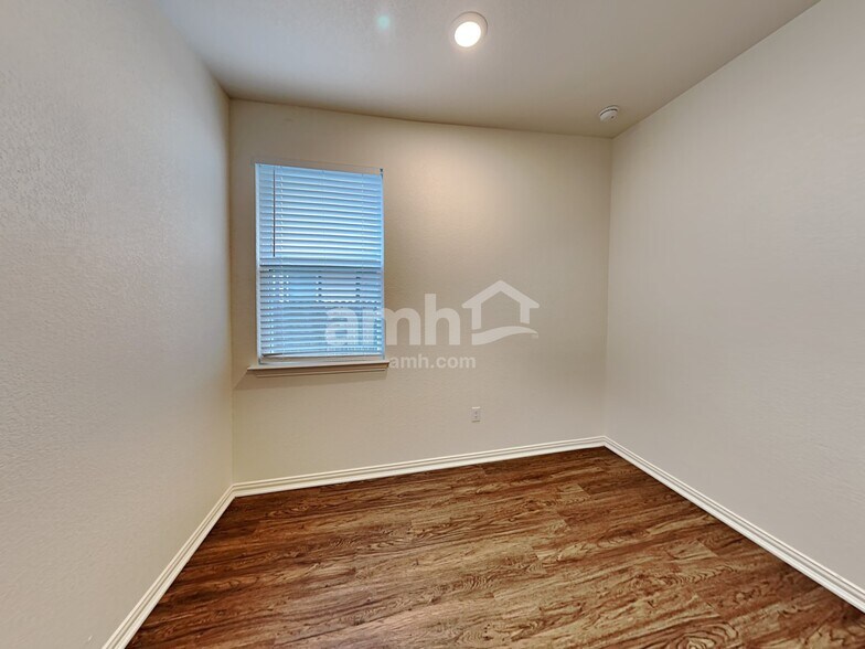 Building Photo - 421 Pebble Bend