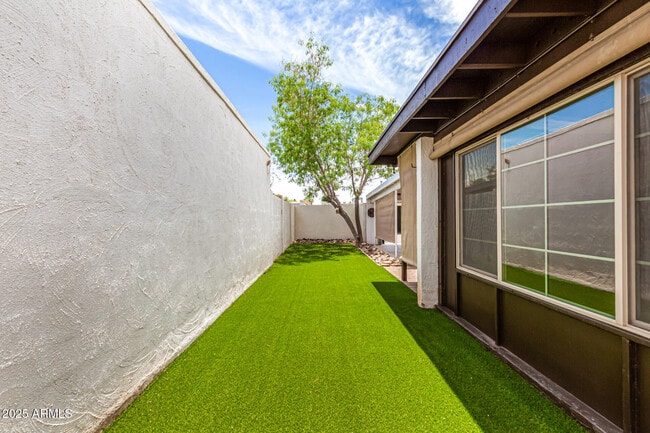 Building Photo - 425 W Pebble Beach Dr