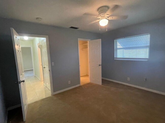 Building Photo - 2020 SW Golf Ln