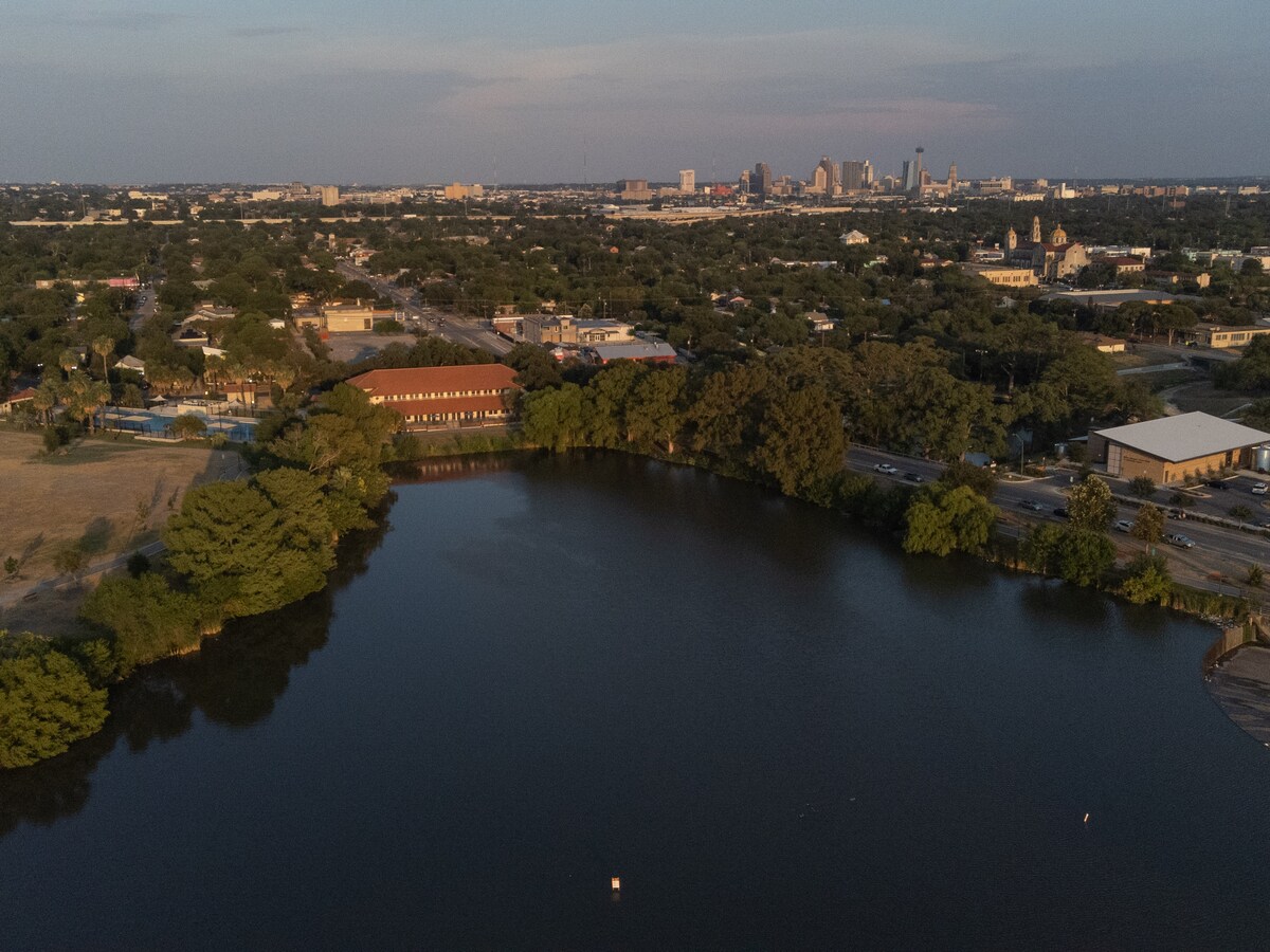 Building Photo - 1826 W French Pl