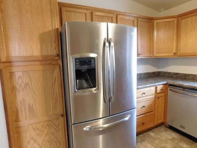 Building Photo - Charming 3 Bed, 2 Bath Townhome with Single-Car Garage