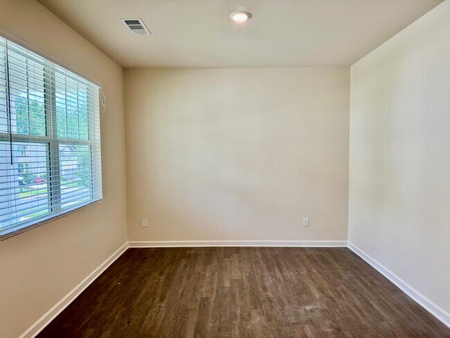 Building Photo - Beautiful 5 bedroom, 3 full bath home in D...