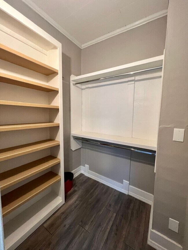 Building Photo - 204 4th Ave