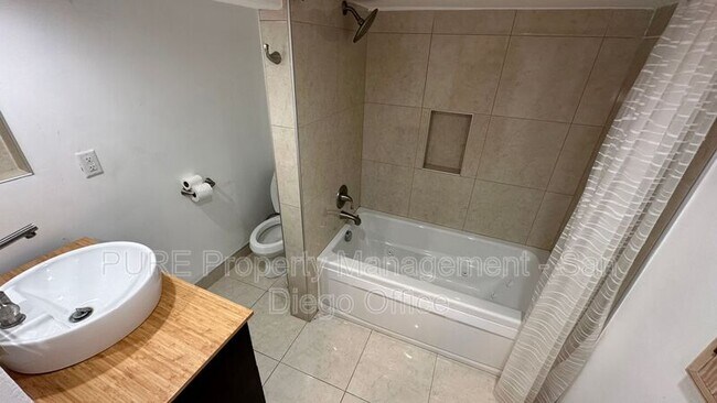 Building Photo - 2108 Alta Vista Dr