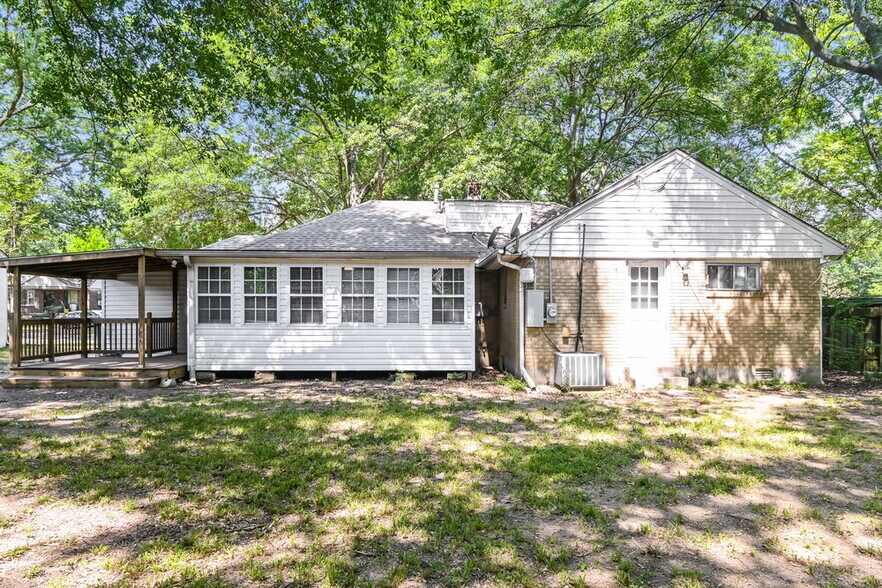 Building Photo - 828 S Mendenhall Rd
