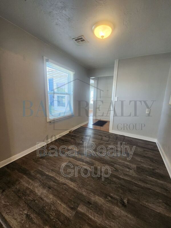 Building Photo - 522 Iowa St