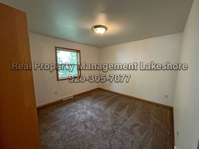 Building Photo - Spacious 5-Bedroom, 2-Bathroom House for Rent
