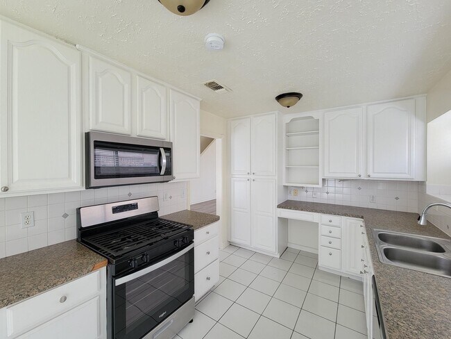 Building Photo - 2118 Creekshire Dr