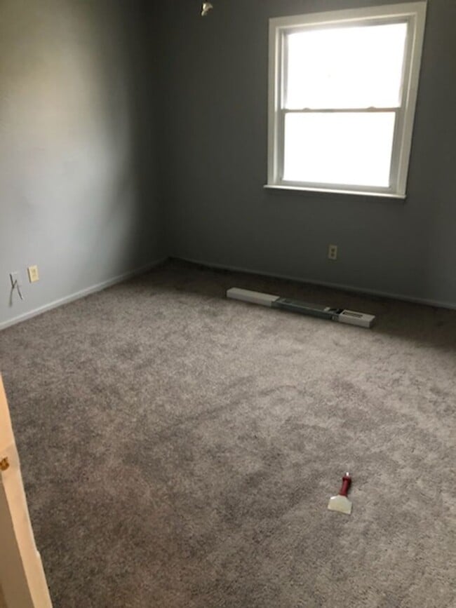Building Photo - Nice 3 Bedroom 1 Bathroom Ranch