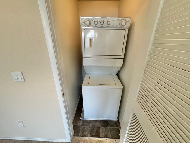 Building Photo - *** NEW YEARS WINTER WELOME DEAL!! $500 OFF FIRST MONTHS RENT IF MOVED IN 2 WEEKS!!*** COMFORTABL...