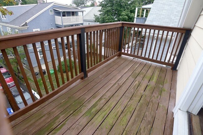 Building Photo - 100 Lonsdale St