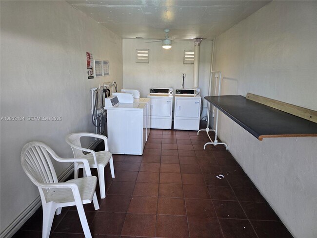 Building Photo - 465 S Royal Poinciana Blvd