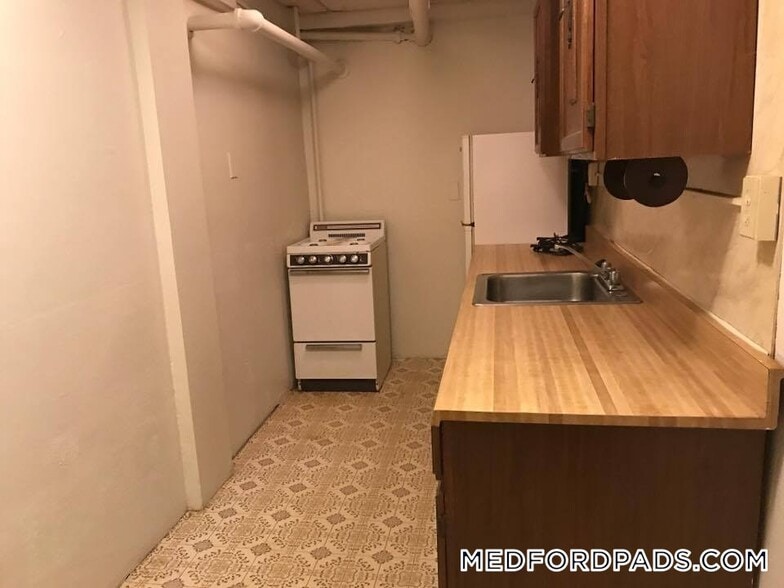 Building Photo - 53 Fellsway W