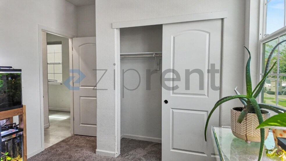 Building Photo - Unit