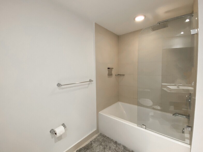 Building Photo - 4011 S Ocean Dr