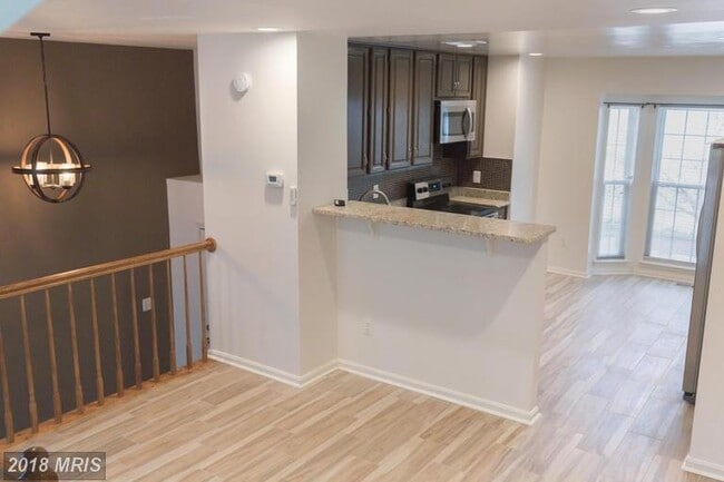 Building Photo - 3 LEVEL TOWNHOUSE WITH 1 CAR GARAGE END UNIT TOWNHOUSE