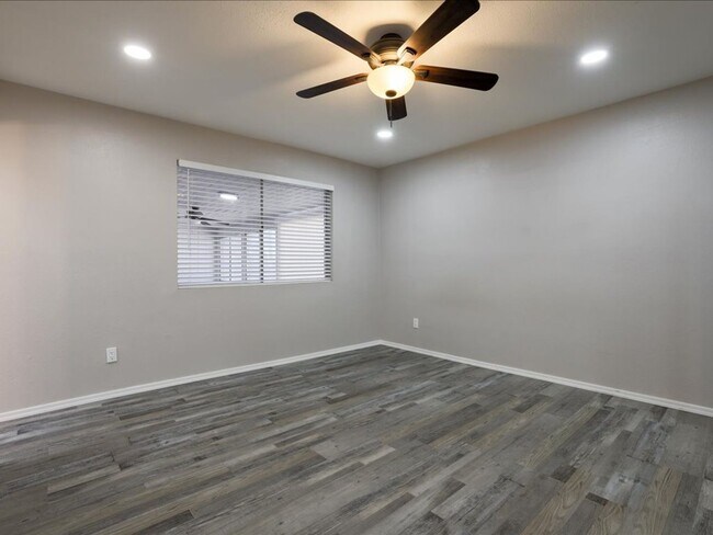 Building Photo - Spacious 4 Bedroom 2 Bathroom home with Private Pool & Arizona Room!