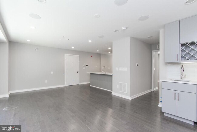 Building Photo - 712-14 S Sartain St