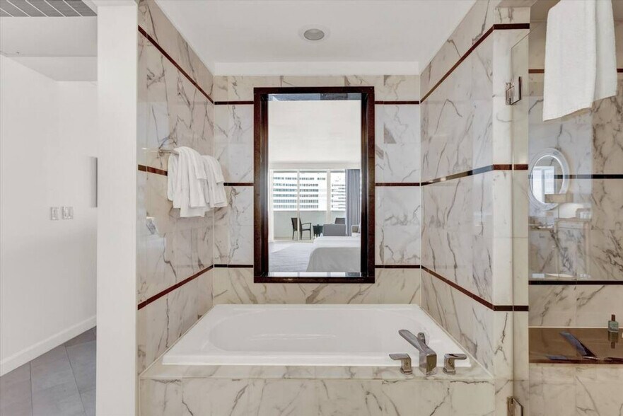 Building Photo - 4391 Collins Ave
