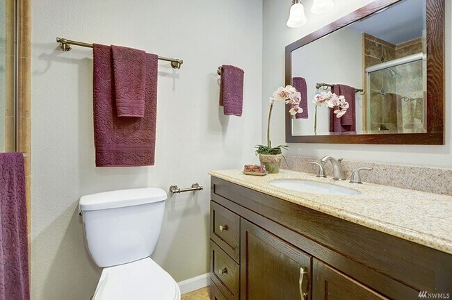 Building Photo - Stunning 2 bed, 2 bath condo near Bellevue College
