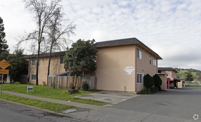 Building Photo - 679 S Freeway Dr