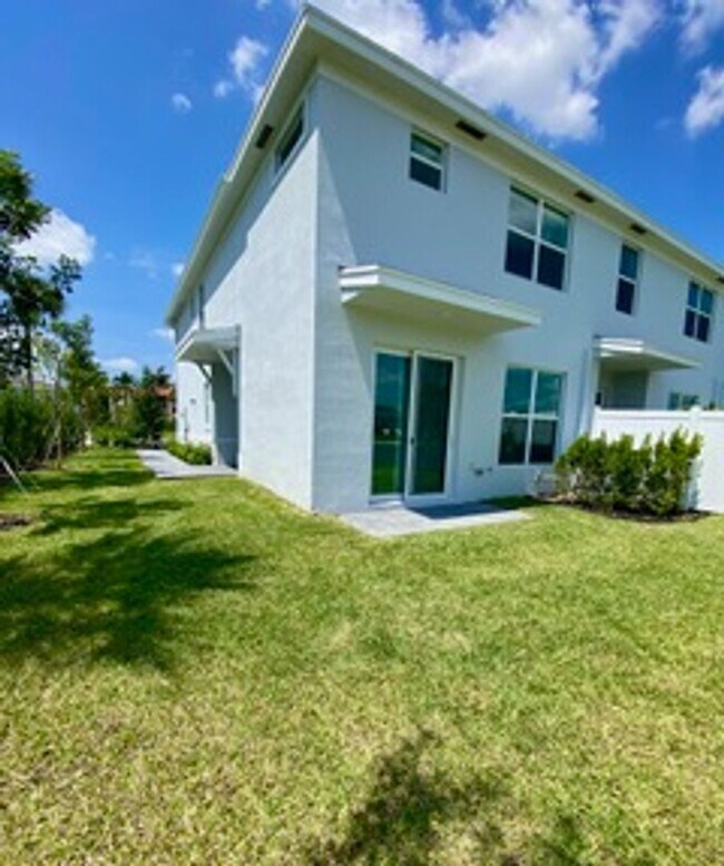 Building Photo - Brand new Townhome centrally located in La...