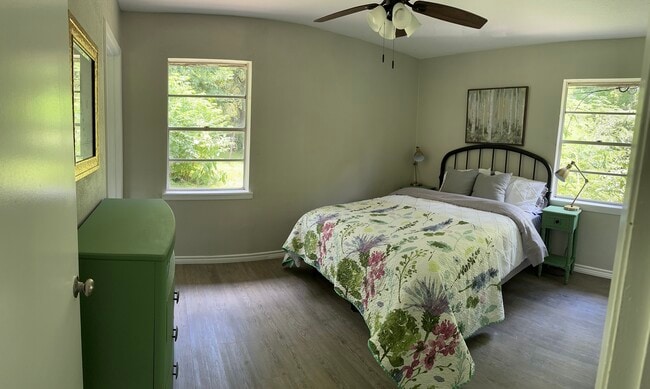 Master bedroom - 100 Shady Oaks Dr