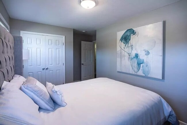 Building Photo - 614 Camellia St N E