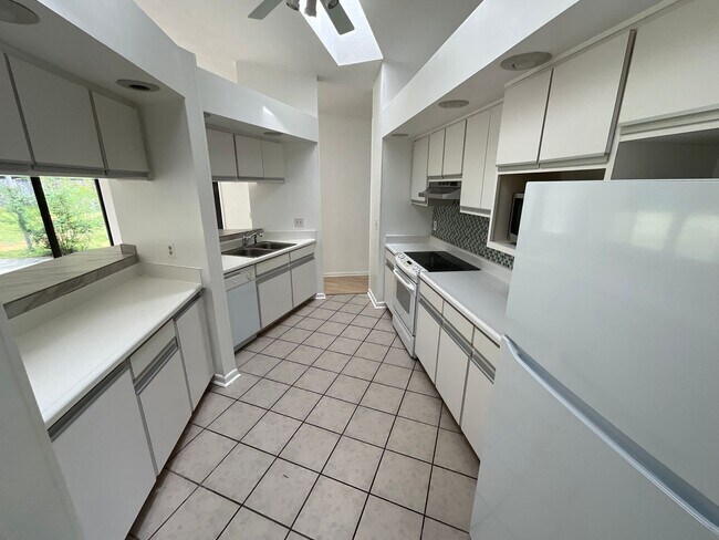 Building Photo - Fantastic 3/2 Home in Sunny Hills w/ 2-Car Garage & Lawn Maintenance