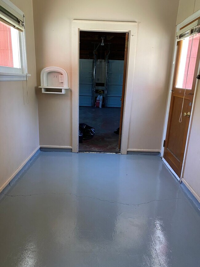 Building Photo - Dog Friendly Classic university home with ...