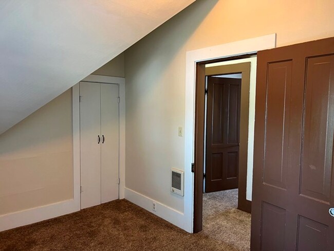 Building Photo - 4Bd/2Ba Two Story House-Available soon