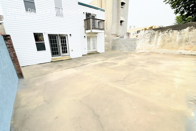 Building Photo - 456 Delmar St