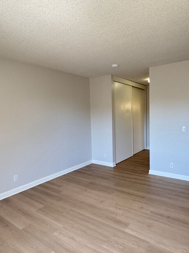 Building Photo - Welcome to this updated 3 bedroom condo with laminate vinyl plank flooring