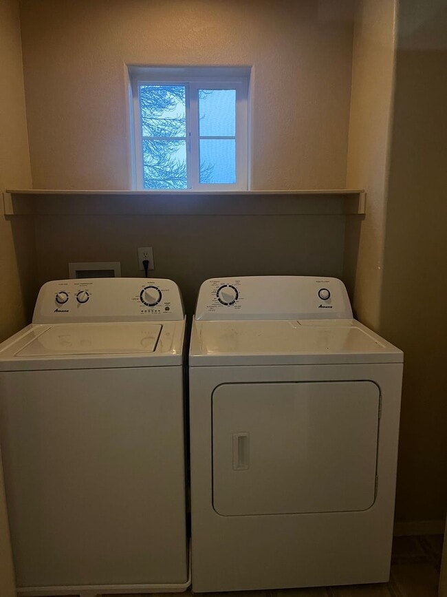 Building Photo - 2 Bedroom 2.5 Bath House