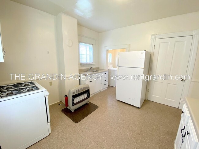 Building Photo - 909 13th St SE