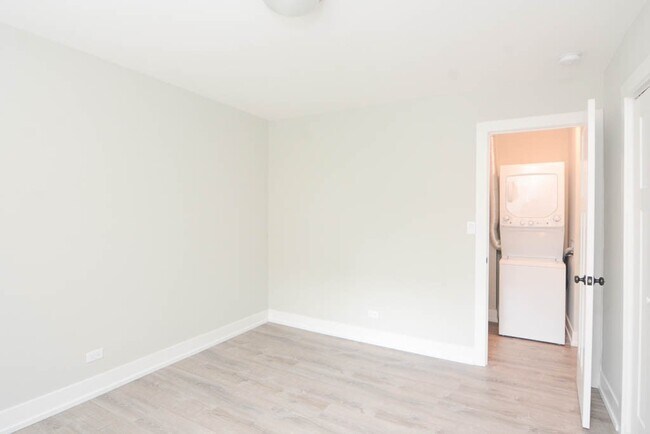 Building Photo - 533 W Surf St