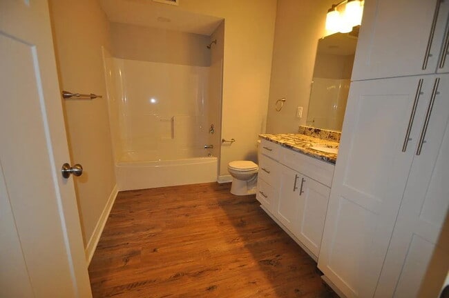 Building Photo - Spacious 2 Bedroom 2 Bathroom On the Greenway!