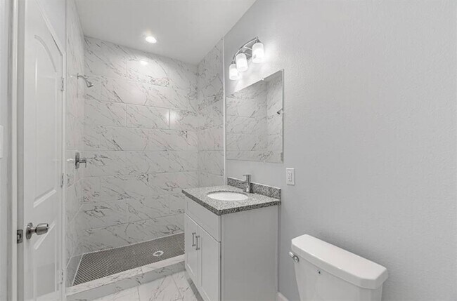 Building Photo - 8204 Moon Beam St