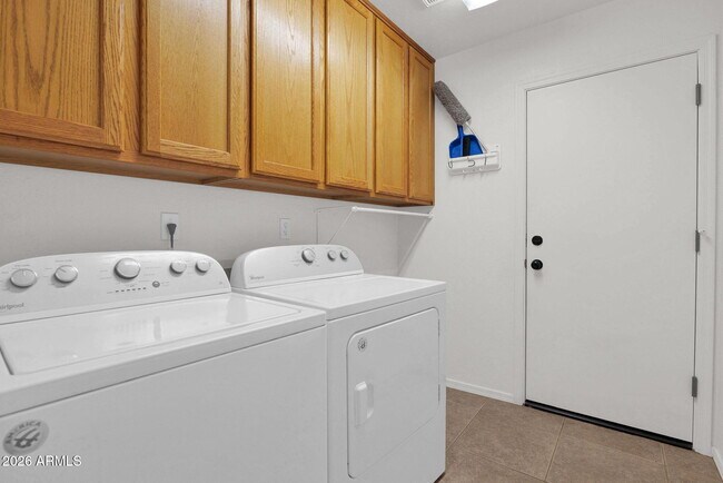 Building Photo - 360 S Pineview Dr