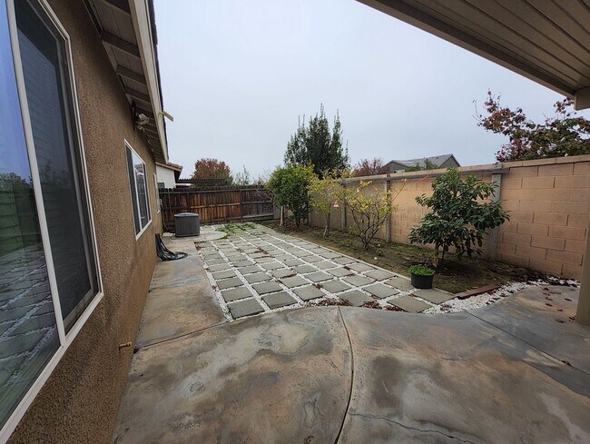 Building Photo - 5815 Pearl Ridge Dr