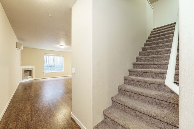 Building Photo - ASK ABOUT AUGUST MOVE IN SPECIAL 3 Bedroom...