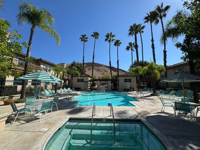 Building Photo - Immaculate 2Bd/2Ba Condo w/Brand New Floor...