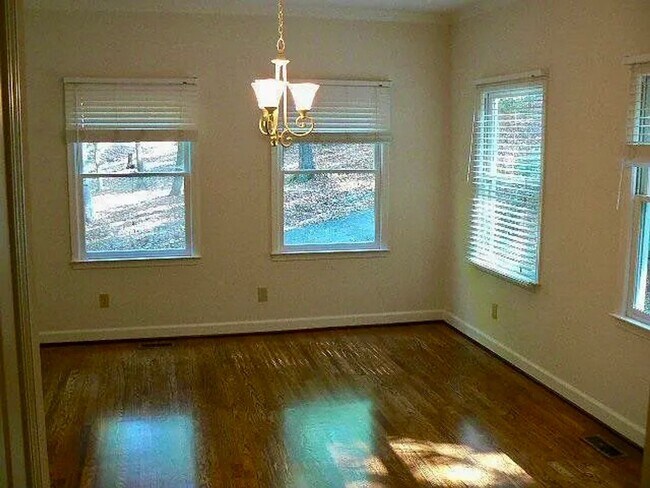 Building Photo - Spacious 3100 sq ft 3 bedroom 2 bath home on over 1.5 acres in Oak Ridge, NC