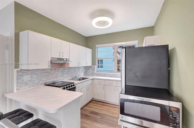 Building Photo - 6881 Bay Dr