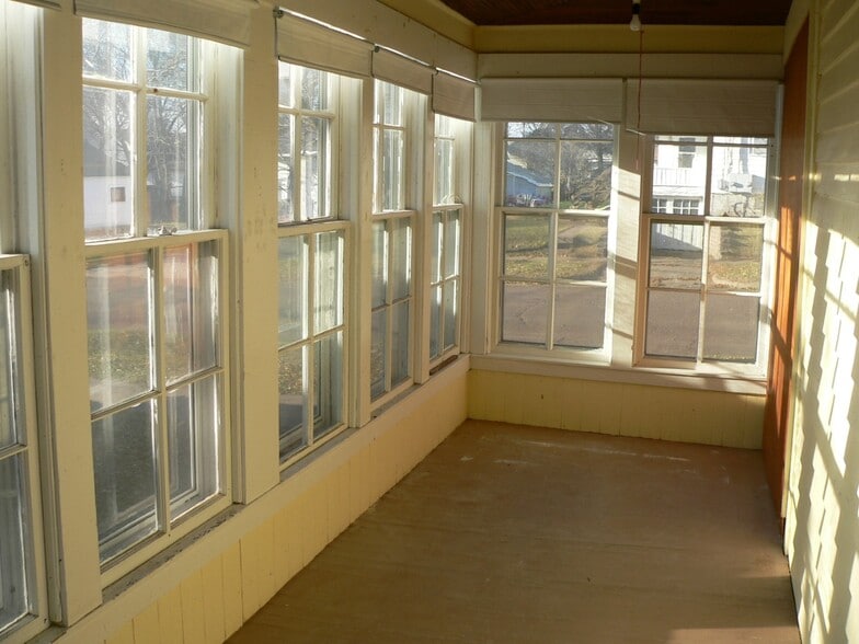 Enclosed porch - 2 S Rural St
