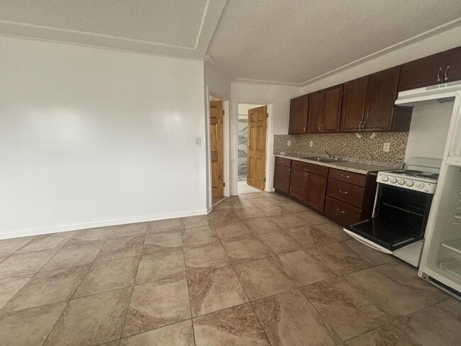 Primary Photo - 1352 Alpha St