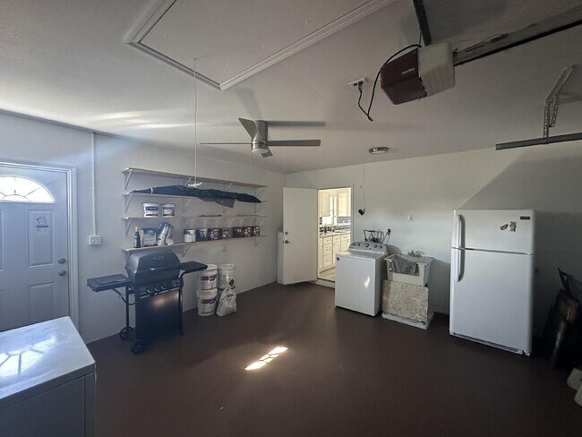 Building Photo - Charming 2-Bed, 2-Bath Retreat in Port Charlotte!