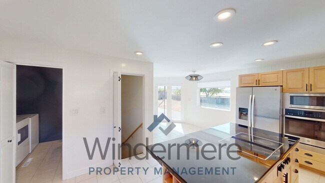 Building Photo - 2348 Frazier Dr