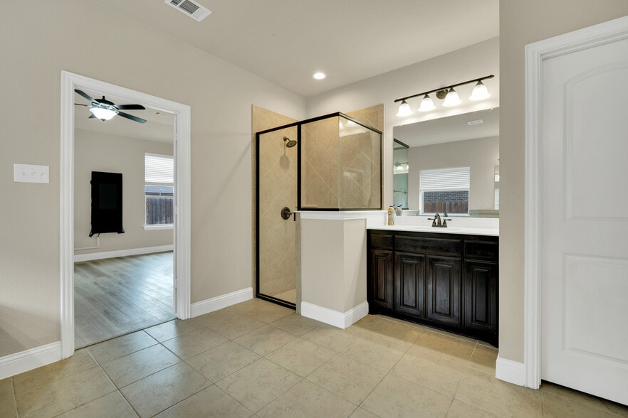 Building Photo - 437 Whispering Willow Dr